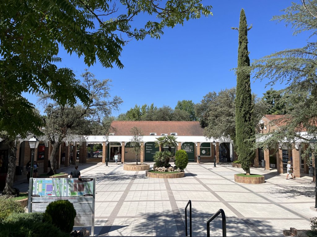 Centro comercial de la urbanización Santo Domingo